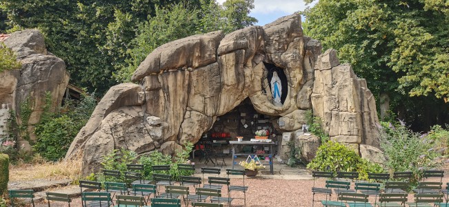  ﻿La grotte de Lourdes à Houppe.